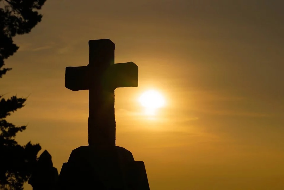 Kreuz im warmen Licht der Abendsonne